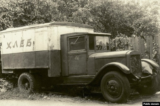 Передвижные газовые камеры были созданы на базе распространенного тогда грузовика ГАЗ-АА, вариация которого (с закрытым кузовом) использовалась для транспортировки хлебобулочных изделий