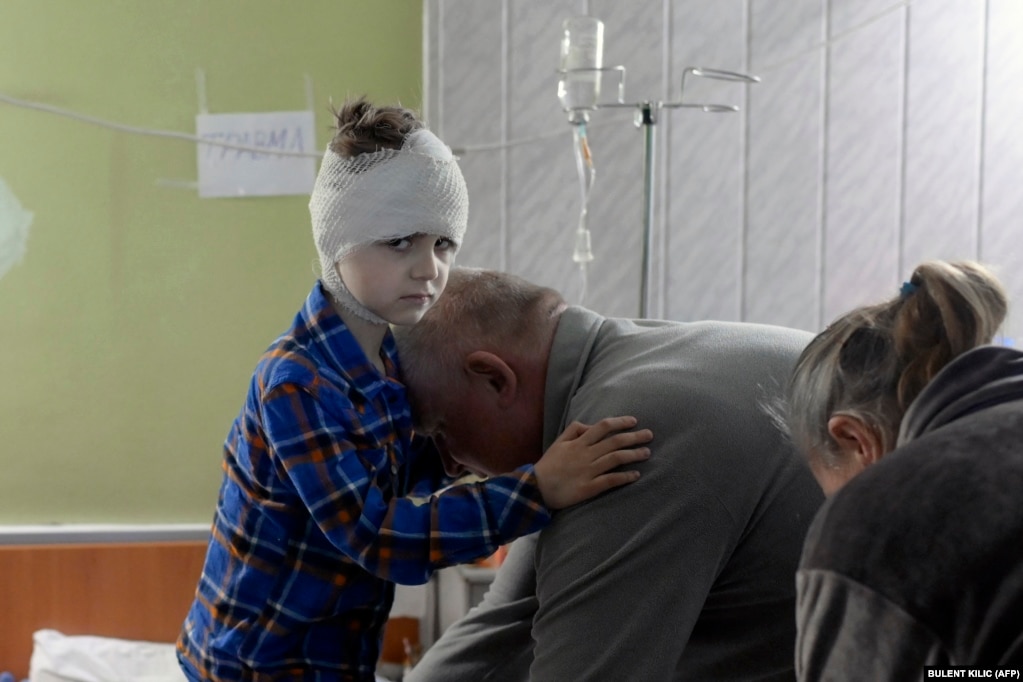 Misha, 5-vjeçare ndihmohet për t'u veshur nga gjyshi i saj&nbsp;në një spital në qytetin jugor të Mikolajivit më 26 mars. Misha u plagos gjatë një sulmi ajror rus. &nbsp;