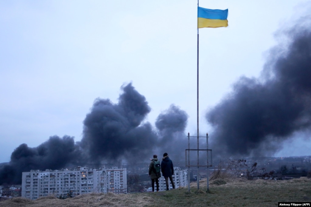 Pasojat e një sulmi me raketa në qytetin perëndimor të Lvivit më 26 mars. Rusia përdori shumë raketa të tipit Kalibr në ditët e para të luftës që mund të goditnin objektiva qindra kilometra larg vijave të frontit. Gazetarja e Radios Evropa e Lirë, Vira Hyrych, u vra nga një raketë e tillë ndërsa ishte brenda banesës së saj në Kiev më 28 prill.