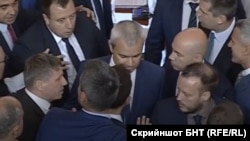 Костадин Костадинов (в средата) по време на спречкването между депутатите на "Възраждане" и "Продължаваме промяната"