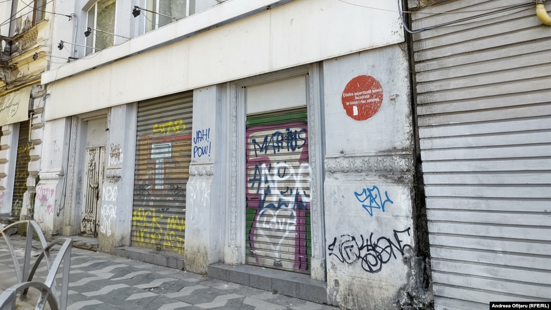 Pe strada Bărăției nr 29 din București, aproape de Biserica Sfânta Vineri, se afa una din sutele de clădiri pericol public din Capitală. 