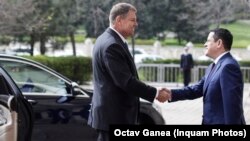 Președintele Iohannis și directorul Serviciului Român de Informații, Eduard Helvig, ar fi oficialii cu cele mai sporite puteri dacă legile „securității” naționale ar fi adoptate mâine, în forma discutată în coaliție și citată de G4Media