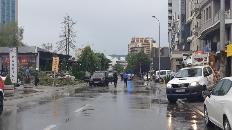 Vdes një person pas rrëzimit të drunjve në Prishtinë