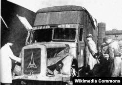 Сгоревший фургон возле лагеря смерти Хелмно. 1946 год. Данный тип транспорта использовался нацистами для удушения, с отводом выхлопных газов в герметичный задний отсек, где были заперты жертвы