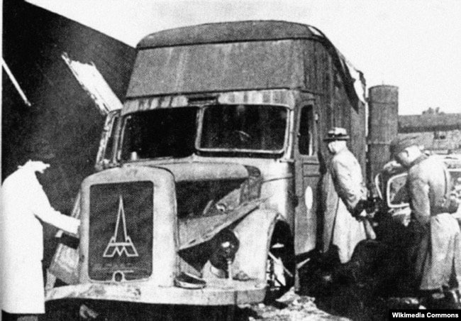 Сгоревший фургон возле лагеря смерти Хелмно. 1946 год. Данный тип транспорта использовался нацистами для удушения, с отводом выхлопных газов в герметичный задний отсек, где были заперты жертвы