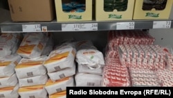 Брашно и шеќер во маркет во Скопје 