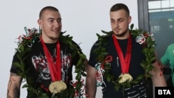 Европейските шампиони Христо Христов (вляво) и Дейвид Фишеров при пристигането им на летище София, 5 юни 2022 г.