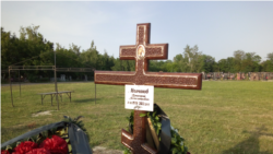 Ukrayinada elâk olğan rus arbiyiniñ mezarı, nümüneviy resim