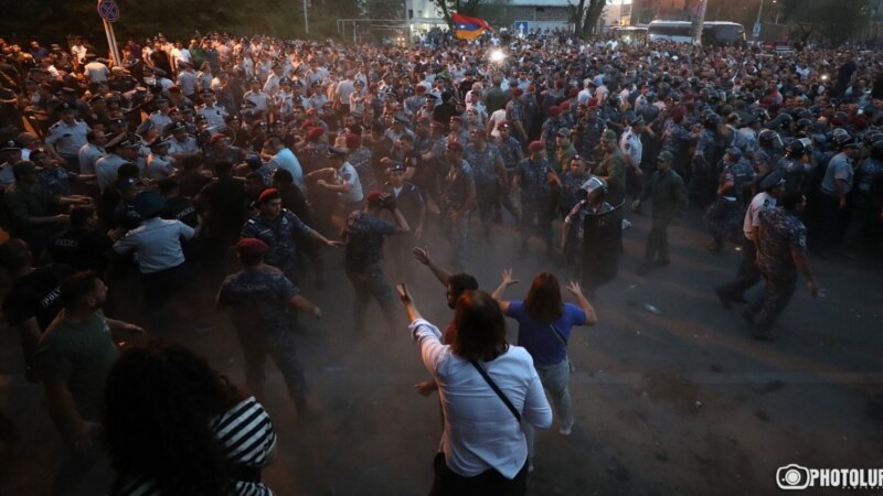 Десетици повредени во судирите меѓу опозициските демонстранти и полицијата во Ереван