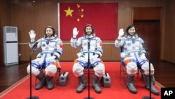 Кытайдын астронавттар Чен Донг, Лю Ян жана Цай Сюжэ.