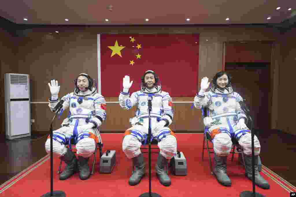 КИНА -&nbsp;Кина денеска испрати тројца нови астронаути во својата вселенска станица Тиангонг, меѓу кои за првпат има и еден цивил. Како што јавуваат странските агенции, новата мисија е драгоцено искуство за Кина, која повторно потврди дека сака да испрати човек на Месечината до 2030 година.