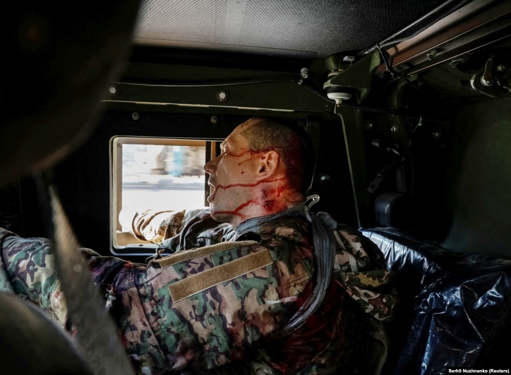 Një ushtarak i plagosur ukrainas duke u evakuuar nga vijat e frontit në Severodonjeck më 2 qershor. Që nga 3 qershori, vazhdojnë luftimet e ashpra në Ukrainën lindore, ndërsa forcat ruse vazhdojnë sulmin e tyre. Presidenti i Ukrainës, Volodymyr Zelensky, thotë se "60 deri në 100" ushtarë ukrainas po vdesin çdo ditë në betejë.