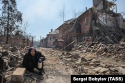 Житель Мариуполя на улице в Левобережном районе разрушенного города, апрель 2022 года