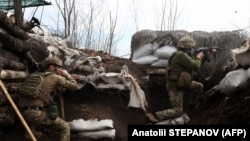 Ukrán katonák egy lövészárokban a luhanszki terület egyik frontvonalán 2022. április 11-én