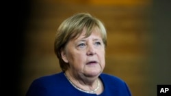 Angela Merkel je rekla i da gaji "najveće poštovanje" prema Zelenskom i da je impresionirana "hrabrošću i strašću" s kojom se Ukrajinci bore za svoju zemlju.