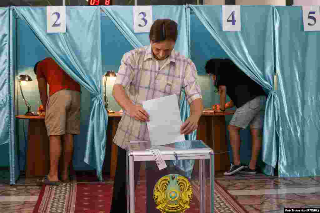 Алматыдағы референдум учаскесінде дауыс беріп тұрған адам. 5 маусым 2022 жыл.