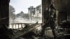 Російський військовий у зруйнованому Драмтеатрі Маріуполя