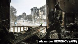 Російський військовий у зруйнованому Драмтеатрі Маріуполя