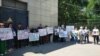 Участники акции перед зданием прокуратуры Алматы с требованием открытого расследования, наказания виновных в пытках и гибели людей. Алматы, 1 июня 2022 года. 
