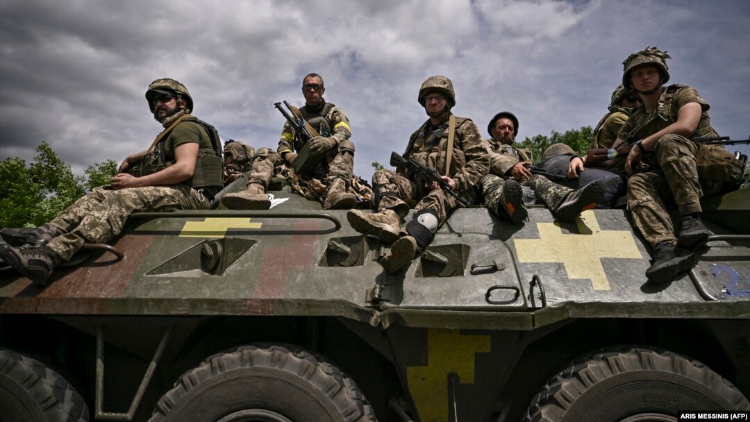 Мини юбкадағы сексуалды аққұба