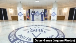 Eduard Hellvig a fost propus de Klaus Iohannis să conducă SRI în 2015, după ce fostul director, George Maior, și-a dat demisia din cauza respingerii legilor „Big Brother" de judecătorii CCR. Imagine generică cu președintele României și directorul SRI.