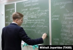 Ученик во время ответа у доски на уроке русского языка. Москва, РФ, 2 октября 2016 года