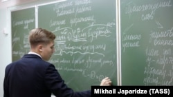 Ученик во время ответа у доски на уроке русского языка, архивное фото