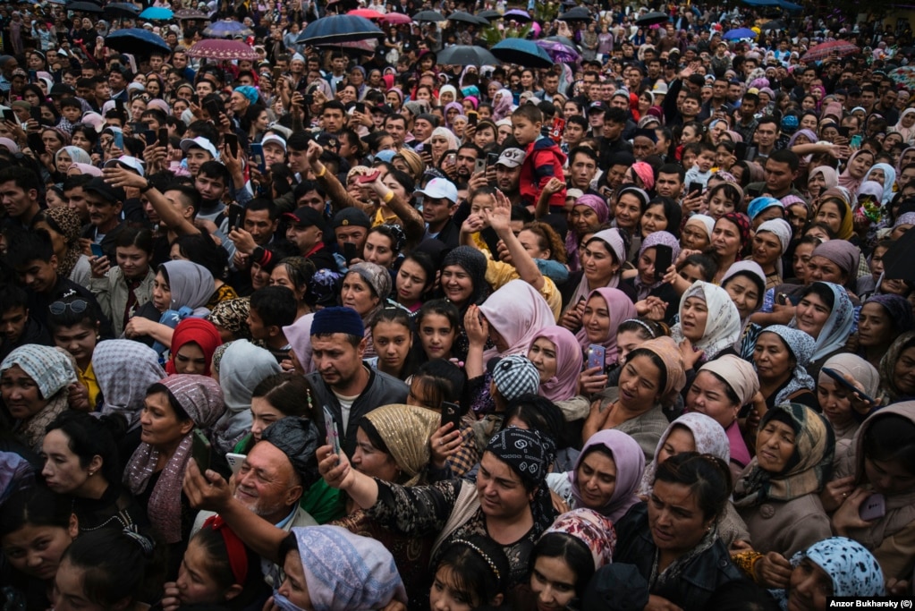 Pavarësisht shiut, një turmë e madhe njerëzish u mblodh për të parë shfaqjet që shënuan fillimin e Festivalit të Luleve Namangan.