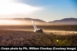 O rachetă ghidată este lansată de pe un sistem HIMARS pe un poligon de tragere din California, 2017