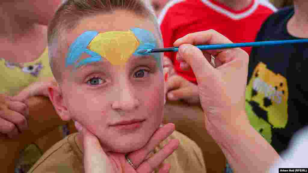 Ky fëmijë ka zgjedhur që të pikturojë fytyrën e tij, teksa në Kosovë u shënua Dita Ndërkombëtare e Fëmijëve.&nbsp;