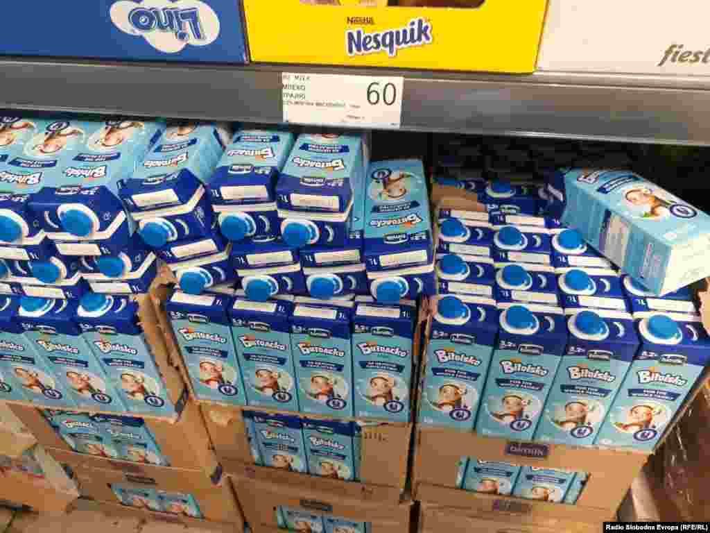 МАКЕДОНИЈА -&nbsp;Владата на денешната 87-ма седница одлучи да се замрзнат маржите за млечните производи: урда, крајво бело сирење и мешано бело сирење, кашкавал, кисело млеко и павлака и јогурт. Со ова се ограничува највисока трговска маржа до десет проценти во трговијата на големо и на мало.