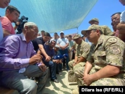 Бакыт Алтынбеков задает вопросы офицерам, привезшим тело его сына из армии. Туркестанская область, Сарыагашский район, 6 июня 2022 года