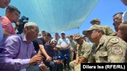 Родные погибшего солдата задают вопросы офицерам, привезшим тело его сына из армии. Туркестанская область, Сарыагашский район, 6 июня 2022 года