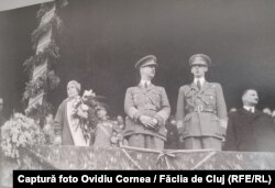 Regina Maria, regele Carol al II-lea și principele Nicolae, la o festivitate sportivă în tribuna stadionului municipal din Cluj, în 20 octombrie 1930. În dreapta este liderul țărănist Iuliu Maniu, care demisionase cu zece zile înainte din fruntea Guvernului, pentru a doua oară în acel an.