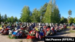 The graves of Russian soldiers in Ulyanovsk are covered in flowers.