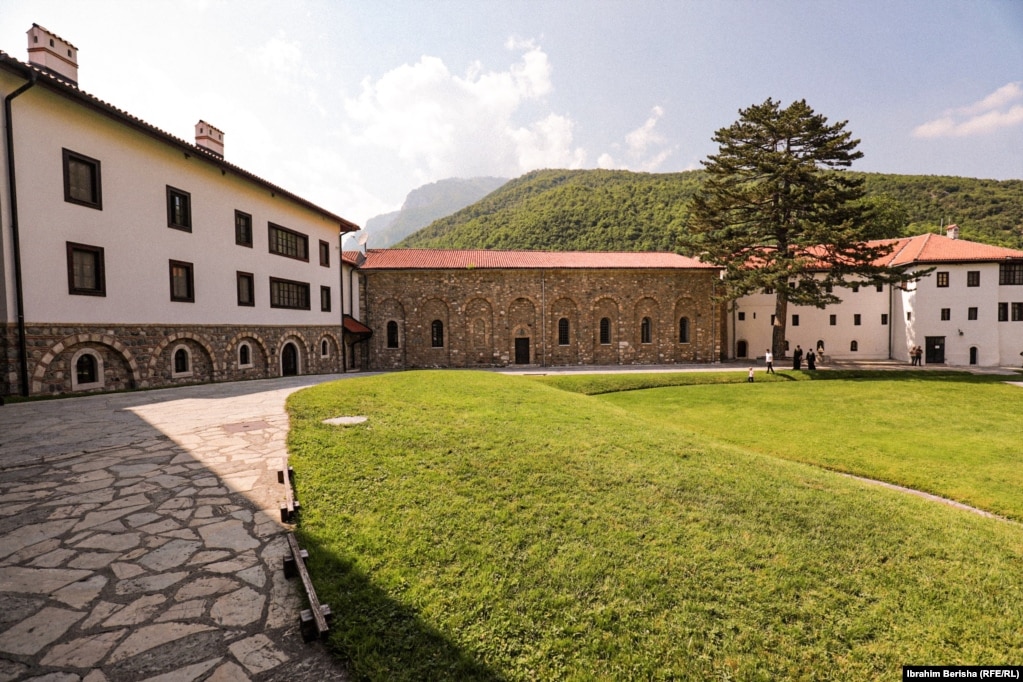 Brenda hapësirave të Manastirit të Deçanit shërbejnë klerikët ortodoksë serbë, që presin edhe mysafirë të huaj e vendorë.