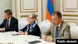 Armenia - Toivo Klaar (R), the EU's special representative to the South Caucasus, meets Prime Minister Nikol Pashinian, June 3, 2022.