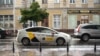 Un taxi Yandex, trecând pe lângă Primăria Chișinăului. Șoferii care folosesc serviciile firmei rusești plătesc un comision – de regulă 12% – pentru ca programul să îi facă vizibili pe aplicația dedicată clienților. 
