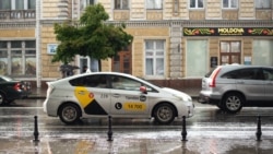 Un taxi Yandex, trecând pe lângă Primăria Chișinăului. Șoferii care folosesc serviciile firmei rusești plătesc un comision – de regulă 12% – pentru ca programul să îi facă vizibili pe aplicația dedicată clienților. 
