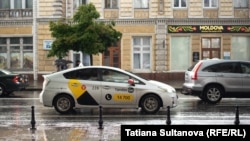 Un taxi Yandex, trecând pe lângă Primăria Chișinăului. Șoferii care folosesc serviciile firmei rusești plătesc un comision – de regulă 12% – pentru ca programul să îi facă vizibili pe aplicația dedicată clienților. 