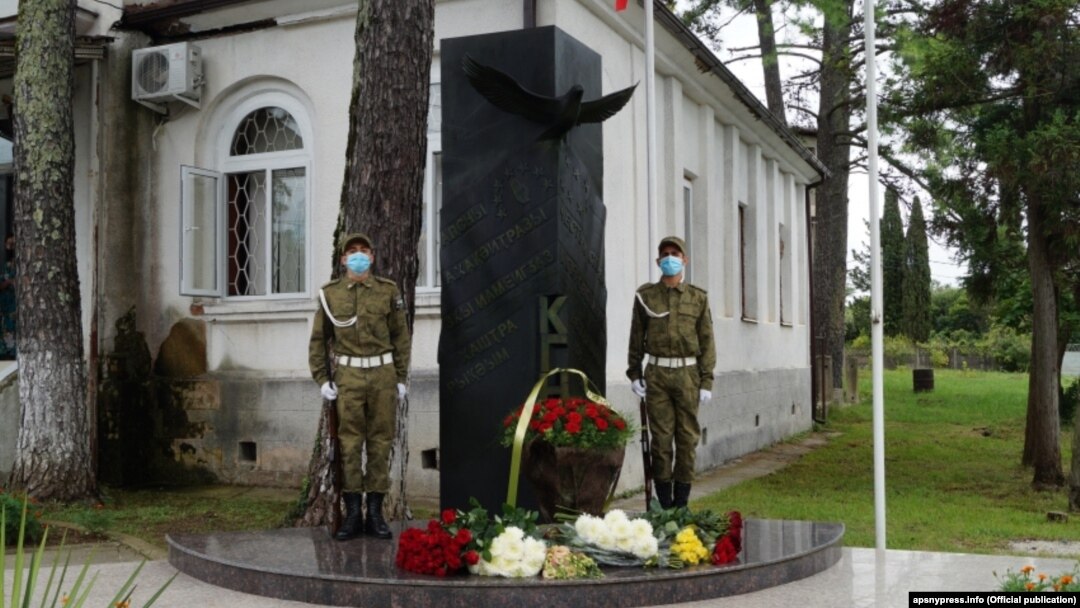 Стела добровольцам в Гудауте