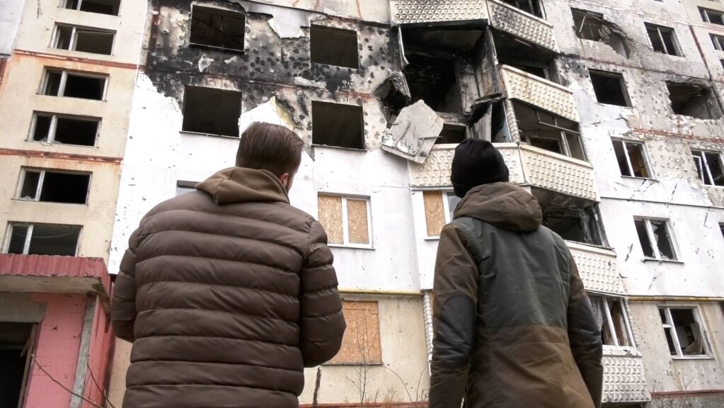 Turiștii de război vizitează Ucraina pentru a vedea de aproape distrugerile bombardamentelor