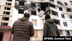 Turiștii de război vizitează Ucraina pentru a vedea de aproape distrugerile bombardamentelor