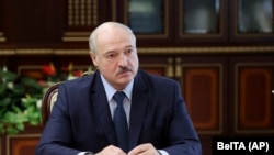 «Підказую шлях, він один, інших немає: тільки білоруський народ це зможе зробити на підставі тих законів, які сьогодні існують», – сказав Лукашенко