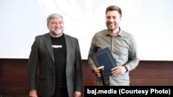 Журналіст Радыё Свабода Андрэй Шаўлюга (справа) — адзін зь ляўрэатаў сёлетняга конкурсу
