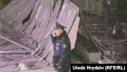 Azatlyk Radiosynyň Minskidäki habarçysy halas ediş işgärleriniň söwda merkeziniň daşyny böwetländiklerini habar berdi.