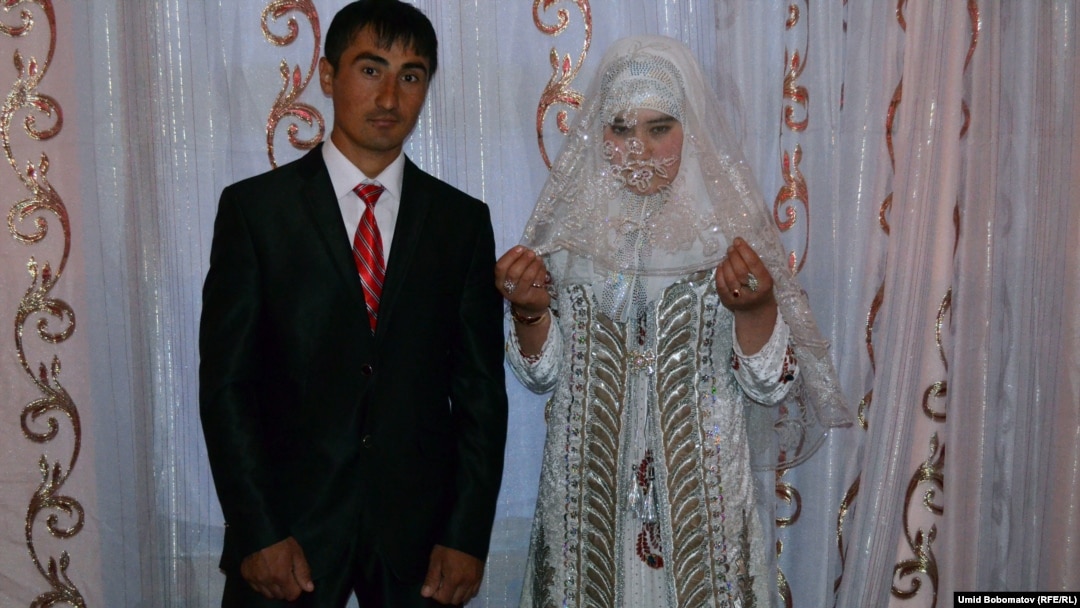 Қалыңдық пен оның ең жақсы адамы бейнеленген неке түніндегі порно видео.