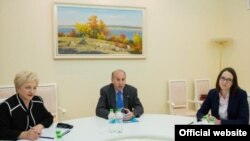 Ambasadorul american James D. Pettit la întîlnirea cu premierul Gh. Brega, Chisinau