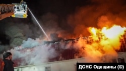 Рятувальники гасять пожежу, що виникла через удар РФ по Одесі, 24 квітня 2026 року, фото ДСНС