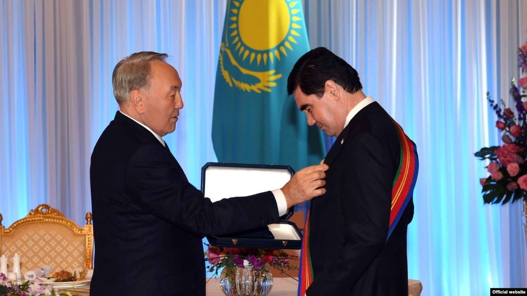 Қазақстан президенті Нұрсұлтан Назарбаев (сол жақта) Түркіменстан президенті Гурбангулы Бердімұхамедовті "Достық" орденімен марапаттап тұр. Астана, 18 сәуір 2017 жыл.